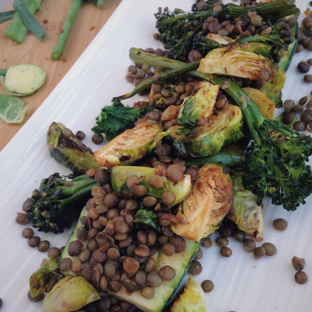 Green Machine Power Plate: a nutrient dense - vitamins, iron, antioxidants, and nearly 20 grams of protein -, vegan, and gluten free meal that will keep you focused and full this winter! Kale, brussels sprouts, broccolini, lentils, and zucchini star in this stellar dish. || fooduzzi.com