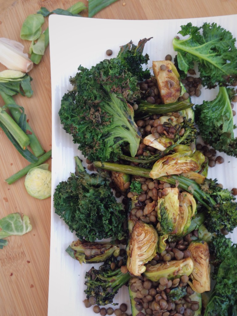 Green Machine Power Plate: a nutrient dense - vitamins, iron, antioxidants, and nearly 20 grams of protein -, vegan, and gluten free meal that will keep you focused and full this winter! Kale, brussels sprouts, broccolini, lentils, and zucchini star in this stellar dish. || fooduzzi.com