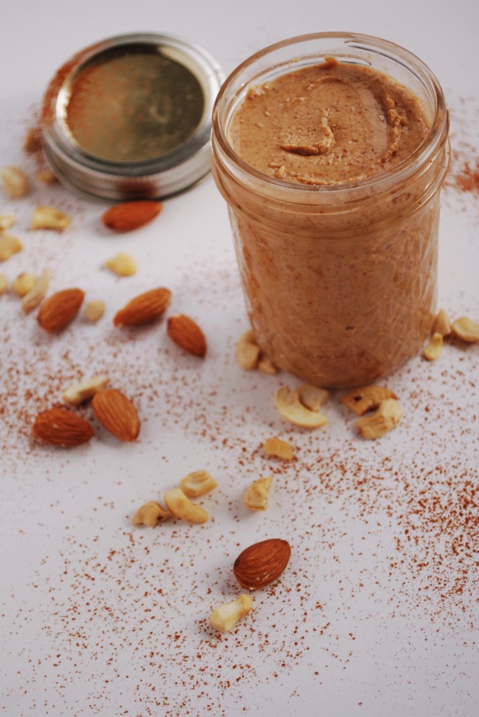 Snickerdoodle Nut Butter: Like a cookie in your mouth, this gluten free and vegan homemade nut butter could not be more simple or delicious! || fooduzzi.com