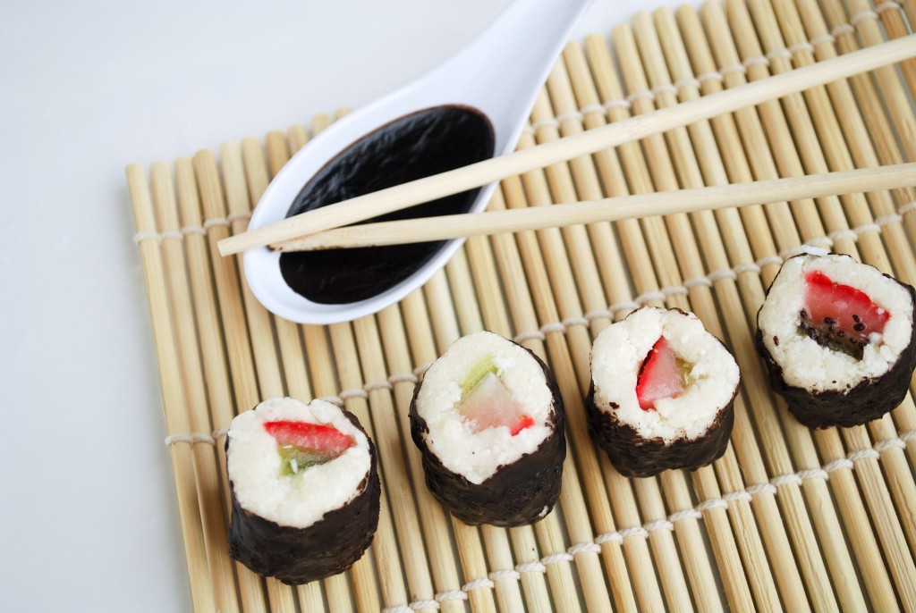 Dessert Sushi: A whimsical grain free and gluten free dessert that is sure to impress! Made with good-for-you whole food ingredients, this dessert is a healthy take on the classic sushi roll! || fooduzzi.com