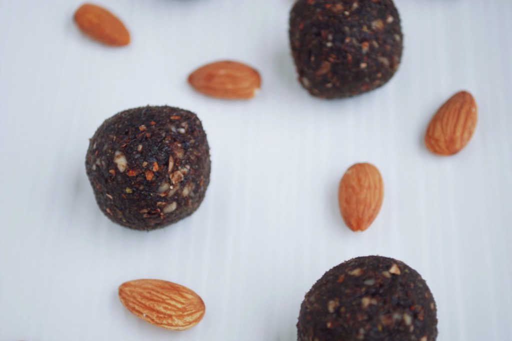 Tiramisu LÄRABAR Bites: A homemade take on the classic snack bar! Dates, almonds, coffee, cocoa, and nutritional yeast make these gluten free and vegan snacks! || fooduzzi.com