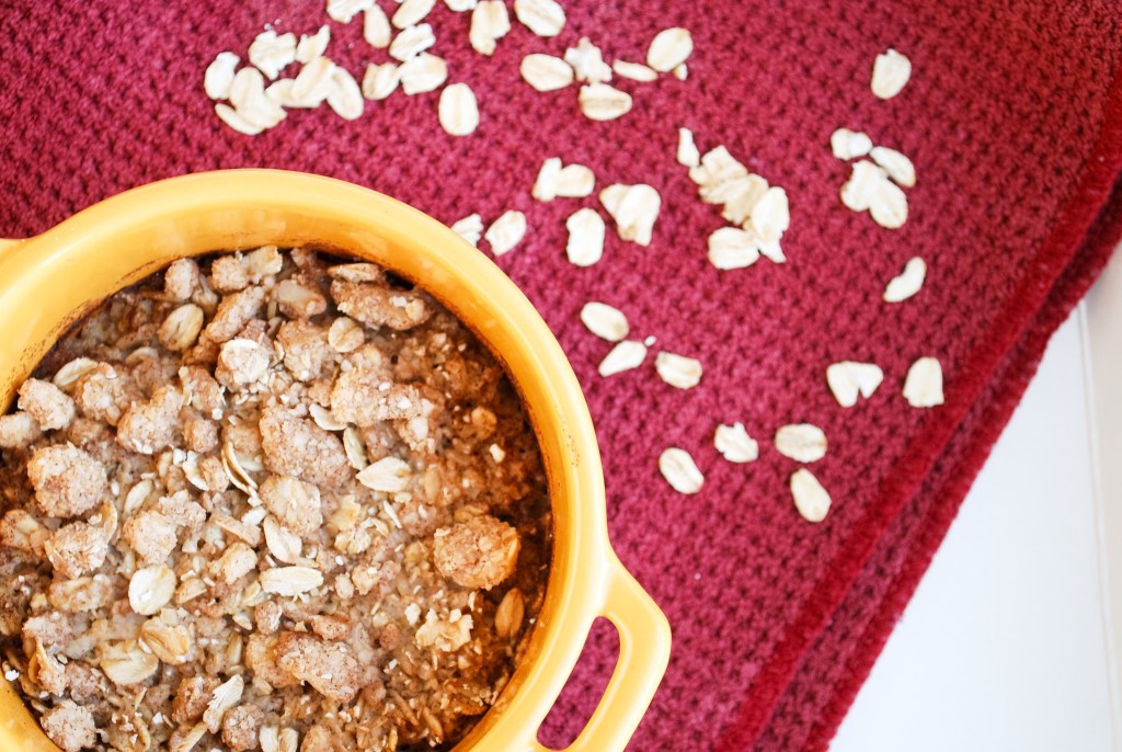 Coffee Cake Baked Oatmeal: A warm and chewy gluten free and vegan breakfast delight! Dessert in breakfast form? Yes, please! || fooduzzi.com