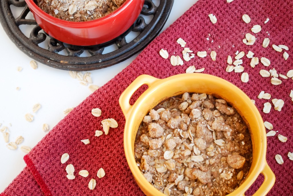 Coffee Cake Baked Oatmeal: A warm and chewy gluten free and vegan breakfast delight! Dessert in breakfast form? Yes, please! || fooduzzi.com