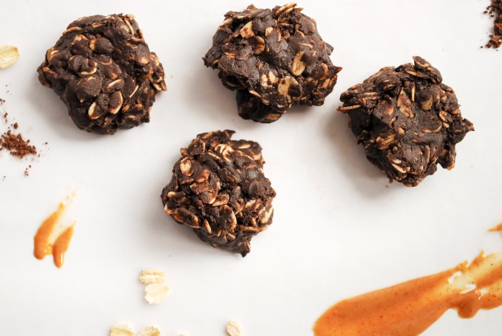 Whole Food No-Bake Cookies: So simple, so peanut buttery, and so addictive! These tasty gluten free and vegan treats take minutes to whip up and only seconds to devour! || fooduzzi.com