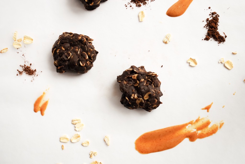 Whole Food No-Bake Cookies: So simple, so peanut buttery, and so addictive! These tasty gluten free and vegan treats take minutes to whip up and only seconds to devour! || fooduzzi.com