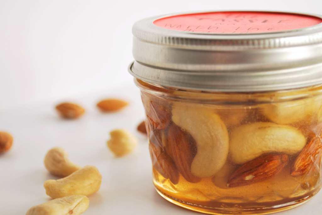 Nuts in Honey: A whole food, gluten free, and vegetarian gift with so many uses! Poured on ice cream, swirled through yogurt, or spread on pancakes, these Nuts in Honey are pure perfection! || fooduzzi.com