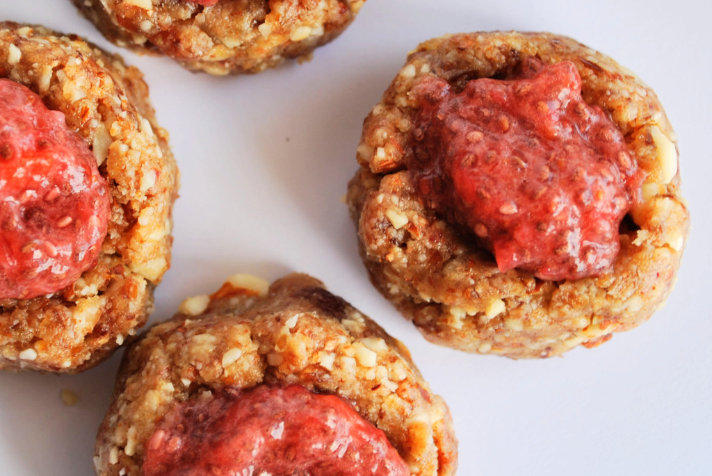 PB&J Thumbprints: These gluten free, vegan, and paleo PB&J Thumbprints are filled with delicious whole foods and topped with a tropical Strawberry & Pineapple Chia Jam! || fooduzzi.com