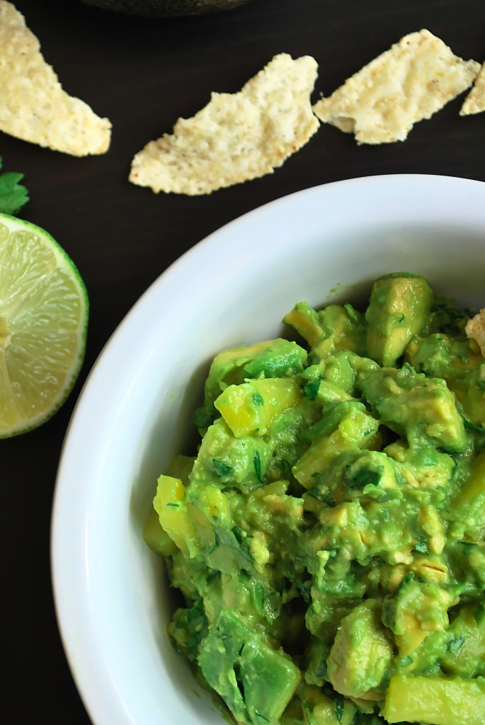 Pineapple Guacamole: Tart, sweet, and full of flavor, this gluten free and vegan guacamole is the perfect addition to any summer picnic! || fooduzzi.com