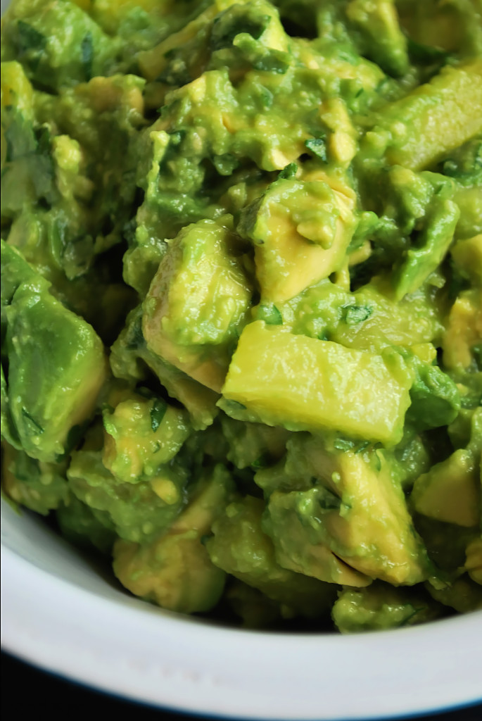 Pineapple Guacamole: Tart, sweet, and full of flavor, this gluten free and vegan guacamole is the perfect addition to any summer picnic! || fooduzzi.com