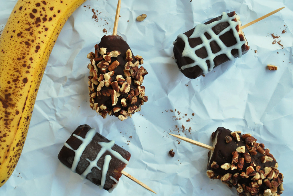 Frozen Banana Bites: A gluten free and vegan treat for those late-night summer Netflix binges, and a perfect dessert for any Arrested Development fan! || fooduzzi.com