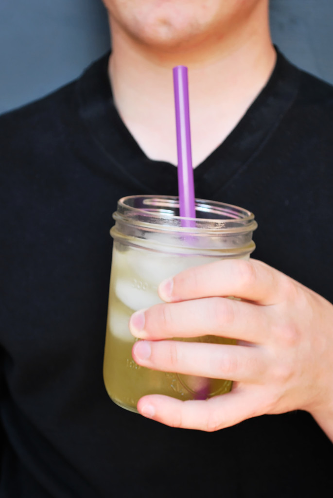 Green Tea Arnold Palmer: A refreshing and naturally-sweetened summertime drink is only three ingredients away! || fooduzzi.com