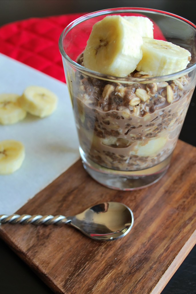 Banana Nutella Overnight Oatmeal: A gluten free and vegan breakfast fit for your busy on-the-go-mornings! || fooduzzi.com