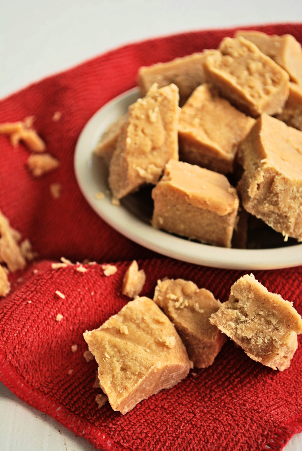 3-Ingredient Peanut Butter Fudge || fooduzzi.com recipes