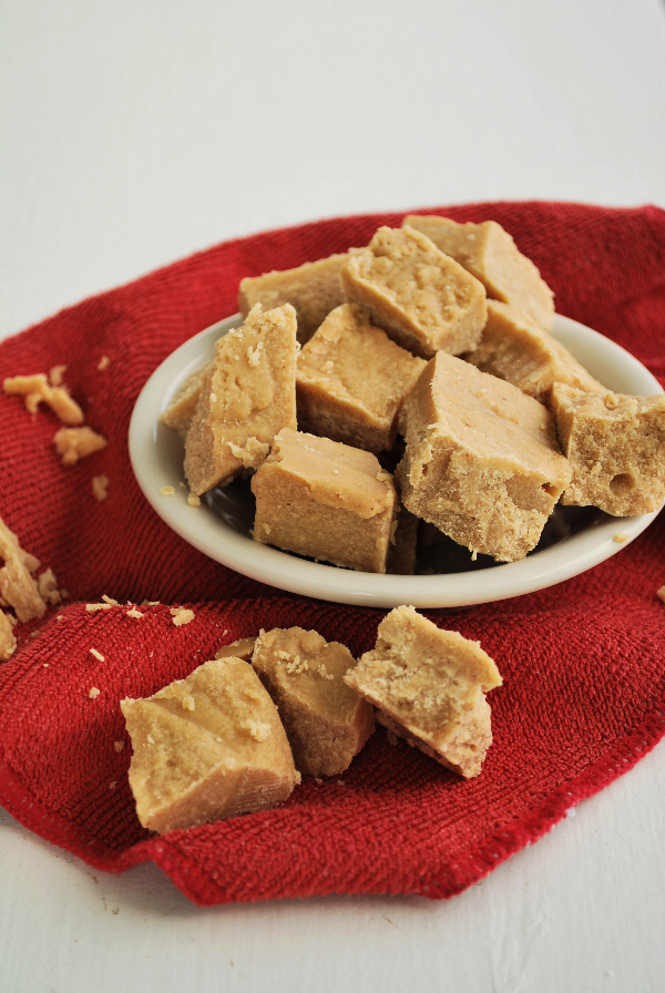 3-Ingredient Peanut Butter Fudge || fooduzzi.com recipes
