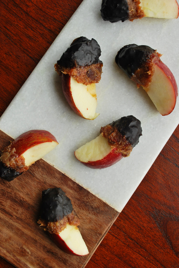 Healthy Caramel Fudge Apple Slices || fooduzzi.com recipes