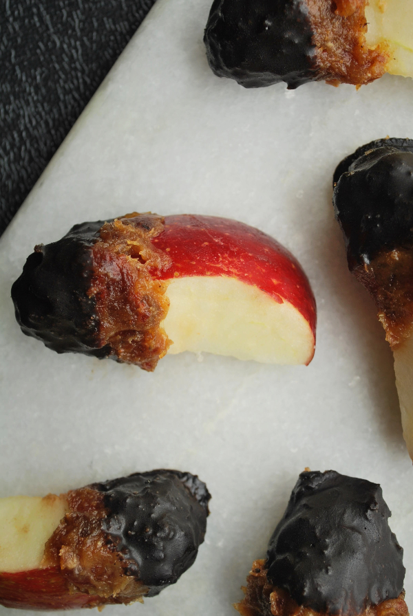 Healthy Caramel Fudge Apple Slices || fooduzzi.com recipes