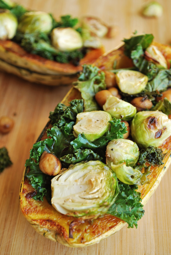 Kale-Stuffed Delicata Squash: a satisfying 20-minute meal that's gluten free and vegan! || fooduzzi.com recipes