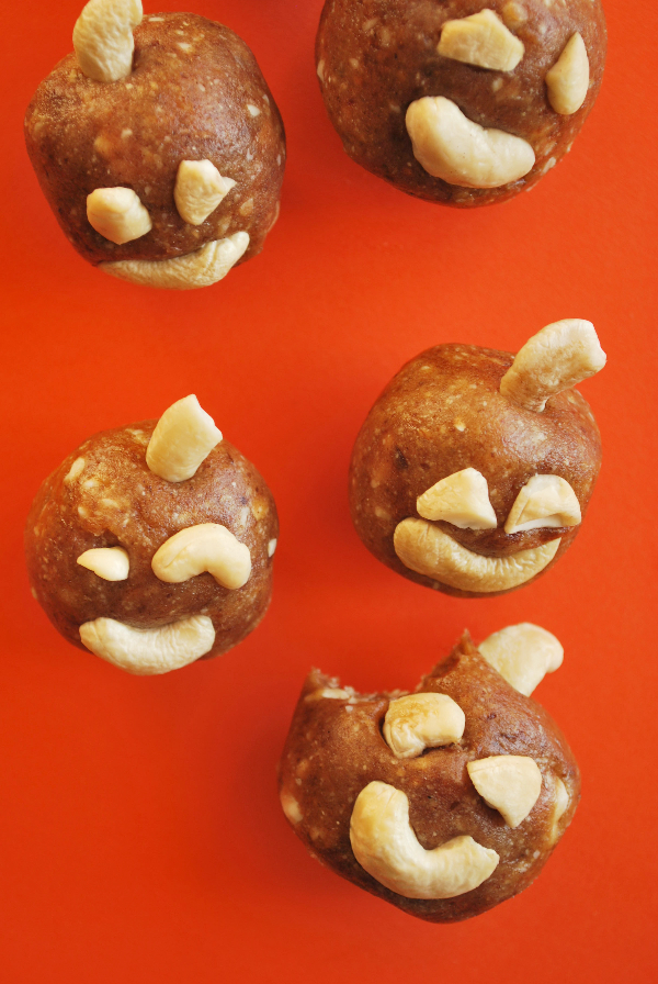 Pumpkin Spice Jack-O-Lantern Bites || fooduzzi.com recipes