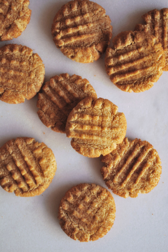 Healthy Gluten Free Peanut Butter Cookies: An easy, refined sugar-free, and vegan pb cookie recipe that's soft, chewy, and seriously addictive! || fooduzzi.com recipes