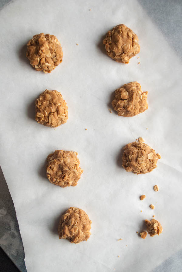 Healthy Peanut Butter No-Bake Cookies: A gluten free, vegan, and refined sugar-free cookie that'll please any crowd! || fooduzzi.com recipes