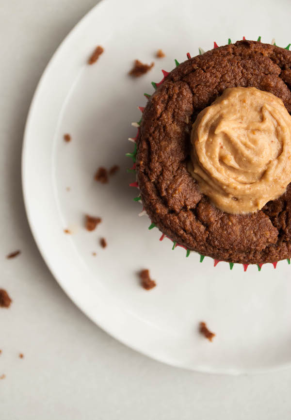 Peanut Butter Cup Muffins: A chocolate-peanut butter breakfast treat that's gluten free, vegan, refined sugar-free, and healthy! Seriously simple and delicious! || fooduzzi.com recipes