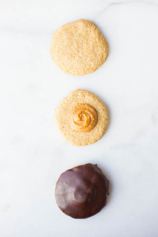 Gluten Free Vegan Tagalongs: this healthy take on a Girl Scout Cookie classic is bound to become your newest obsession! These peanut butter patties require only 6 ingredients! || fooduzzi.com recipe
