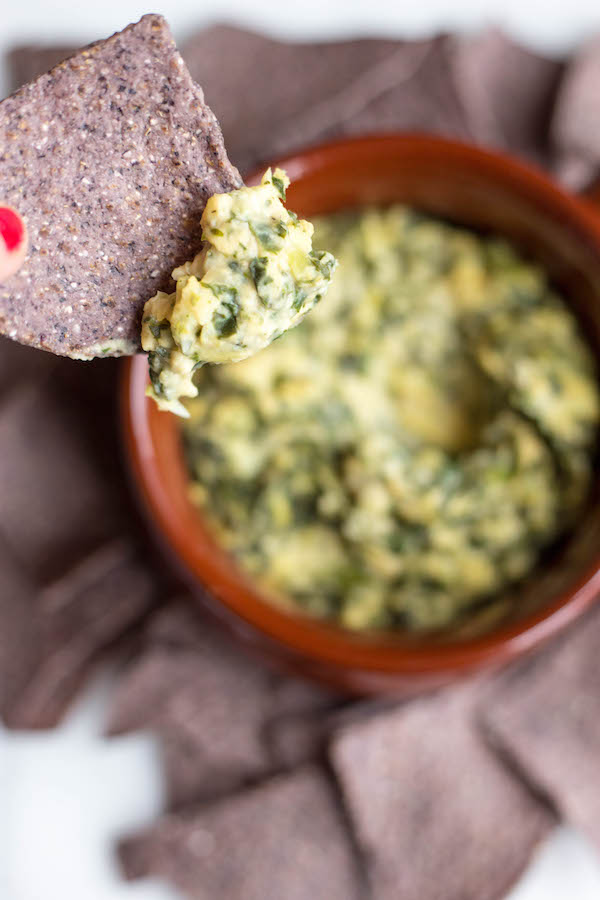 Healthy Spinach Artichoke Dip: A gluten free and vegetarian dip recipe that's the perfect appetizer for the big game or any party! This lightened-up version tastes just as creamy, dreamy, and delicious as the original! [vegan option included] || fooduzzi.com recipes