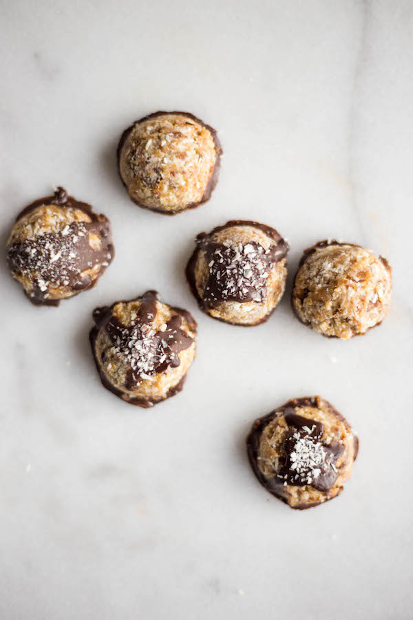 No-Bake Samoa Macaroons: A fun and easy play on the classic Girl Scout Cookie that's vegan, gluten free, refined sugar-free, and healthy! This no-bake dessert only requires 6 ingredients! || fooduzzi.com recipes