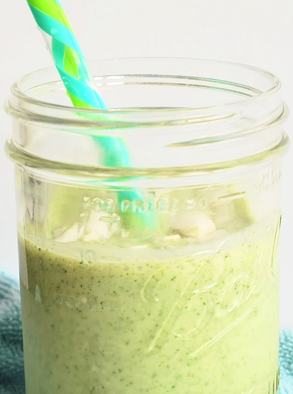 Piña Colada Green Smoothie: a gluten free and vegan breakfast smoothie that tastes like summer! Seriously refreshing and healthy! || fooduzzi.com recipes