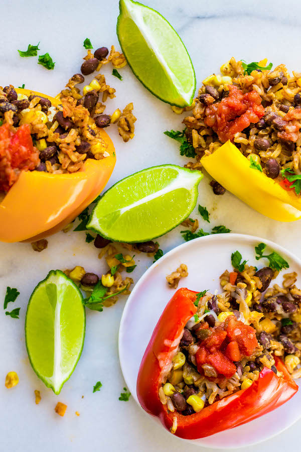 Vegetarian Mexican Stuffed Peppers: A quick and easy 30-minute meal that's gluten free, vegan, and delicious! || fooduzzi.com recipes