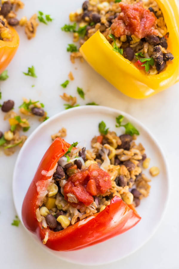Vegetarian Mexican Stuffed Peppers: A quick and easy 30-minute meal that's gluten free, vegan, and delicious! || fooduzzi.com recipes