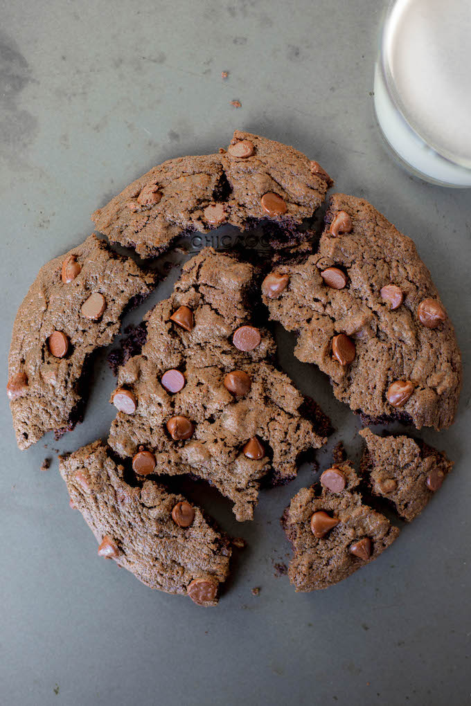 Giant Gluten Free Brownie Cookie for Two: A seriously rich and decadent chocolate cookie that tastes like a brownie! It's vegan, healthy, and perfectly portioned for two! Great for date night! || fooduzzi.com recipe