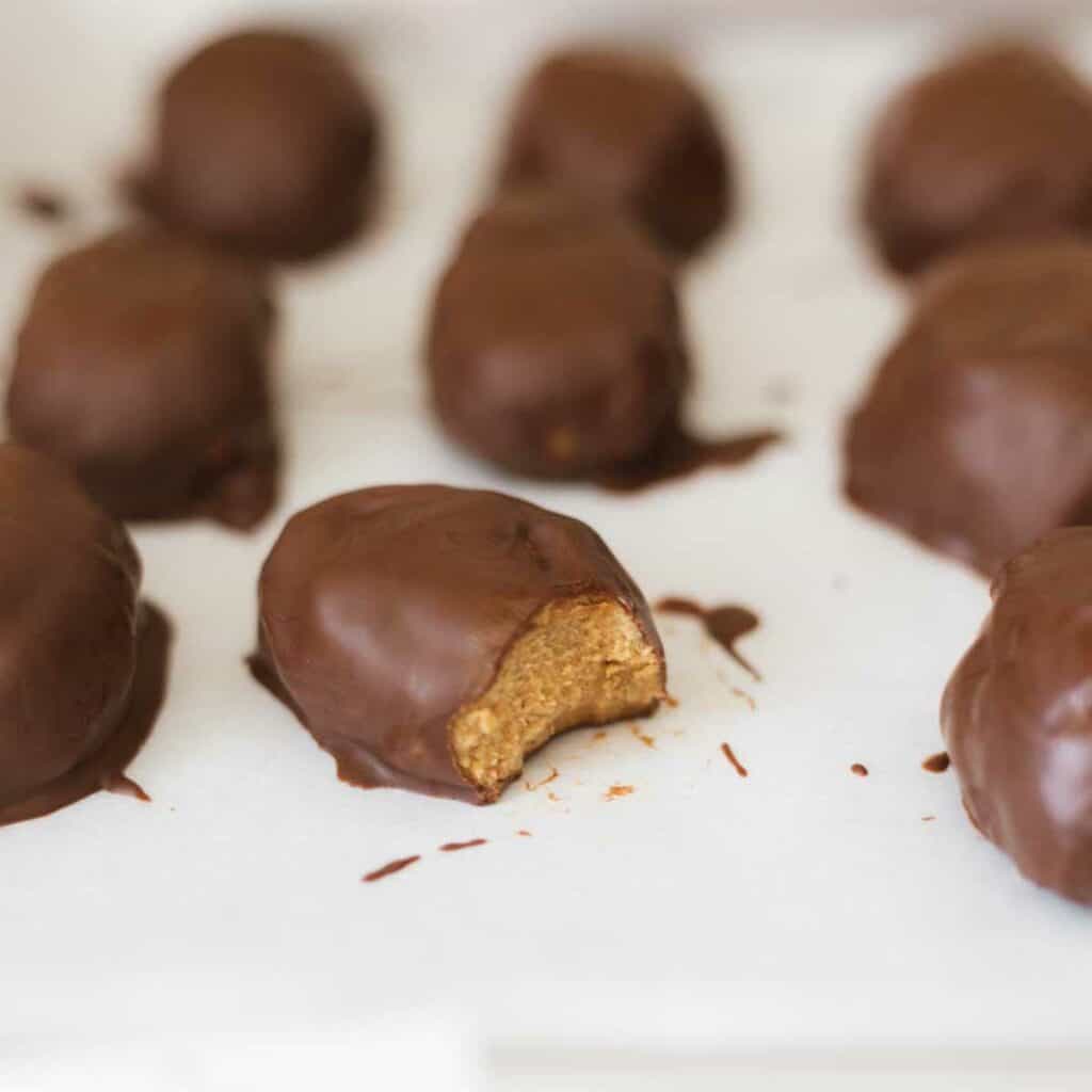 Vegan Peanut Butter Eggs (Three Ways!) - Fooduzzi