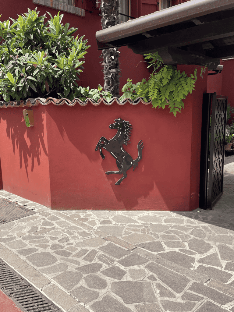 The entrance of Ristorante Cavallino with the prancing horse on a red wall